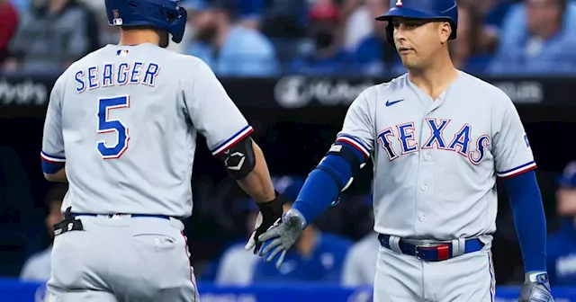 Rangers batean 3 jonrones, aplastan 10-0 a Azulejos y enhebran su