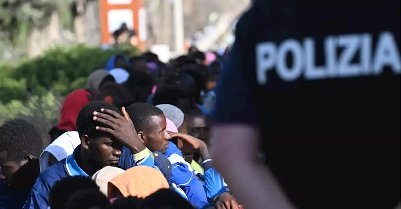 A1, scontro tra tir e bus di migranti partito da Lampedusa: 2 morti e 25 feriti