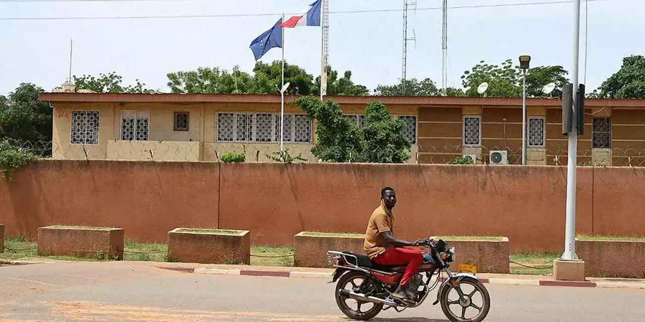 Niger : Emmanuel Macron affirme que l’ambassadeur de France est « pris en otage »