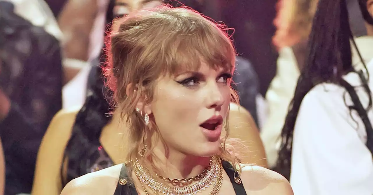 See the moment Taylor Swift realized she lost a diamond at the VMAs