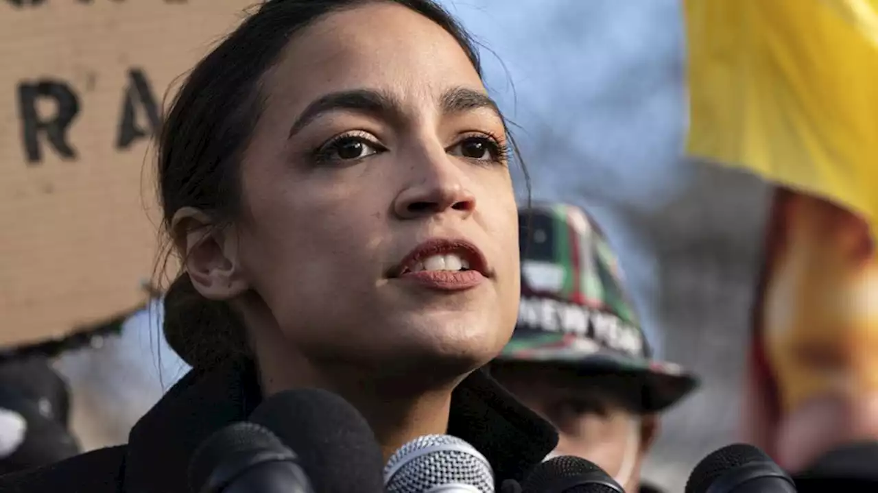 AOC, other Dems heckled at NYC migrants press conference: 'Send them back!'