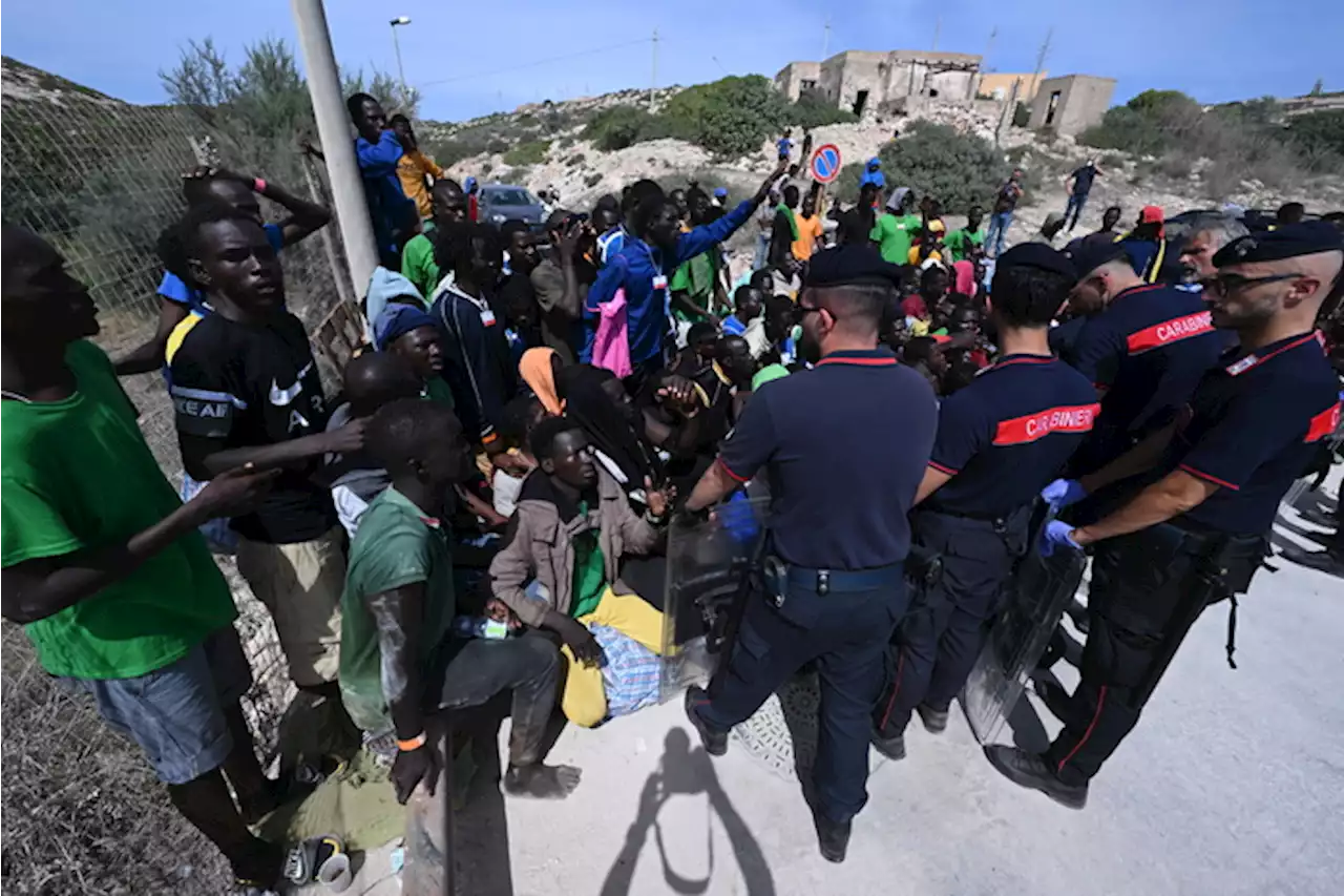 Migranti: tensione all'hotspot di Lampedusa - Primopiano