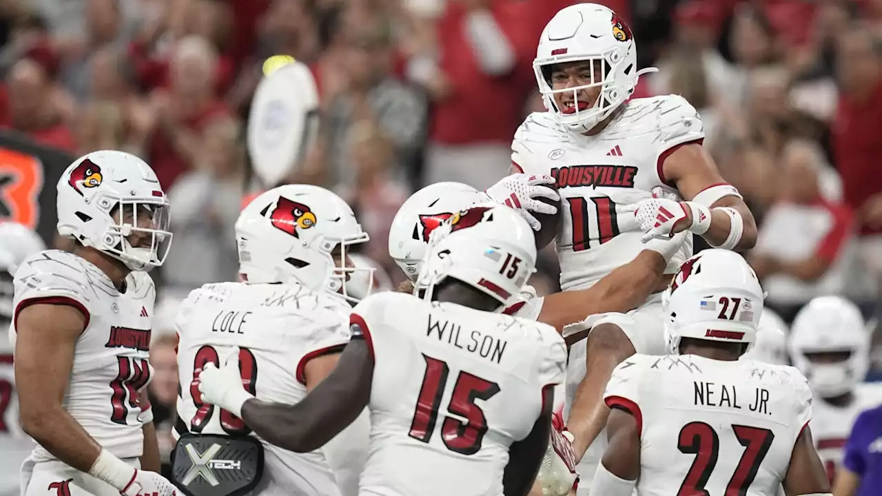 Louisville uses fast start, late goal-line stand to hold off Indiana 21-14