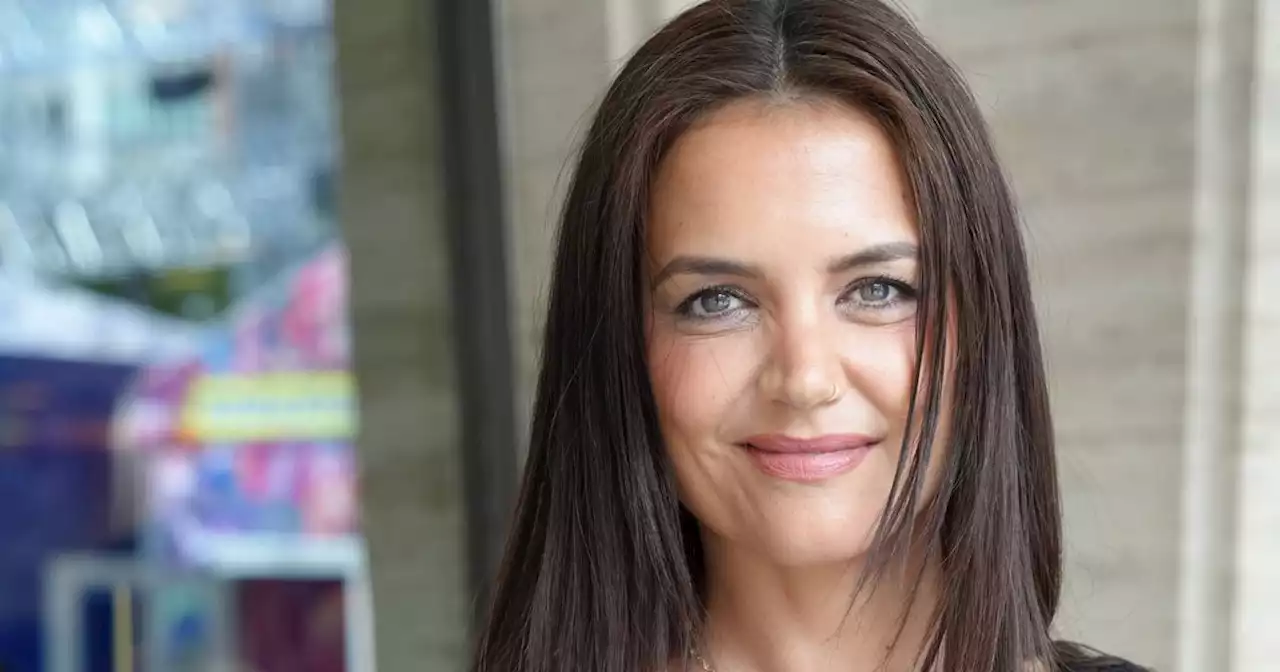 Abgeschaut bei Katie Holmes: Im Herbst tragen wir Hemdblusen nur noch so