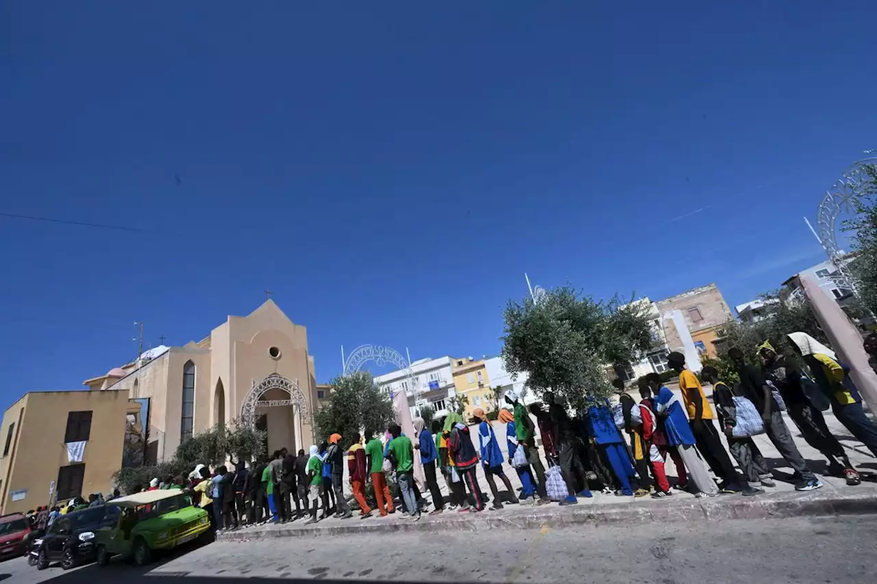 Hacinamiento y esperas eternas en una Lampedusa con más migrantes que residentes