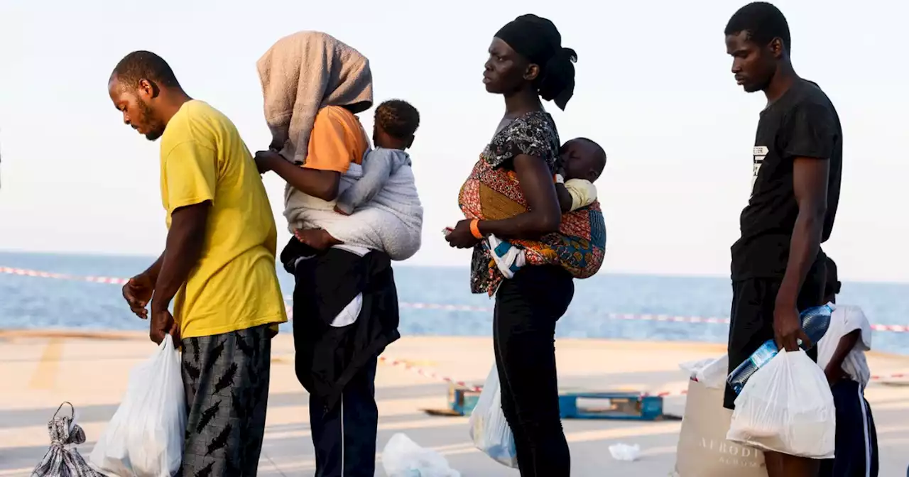 A Lampedusa proteste contro la nuova tendopoli: 'Siamo stanchi, questa non è accoglienza. Governo fallimentare'