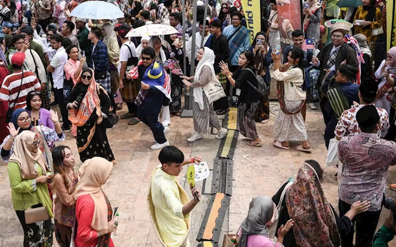 10,000 gaily clad people take part in Keretapi Sarong 2023