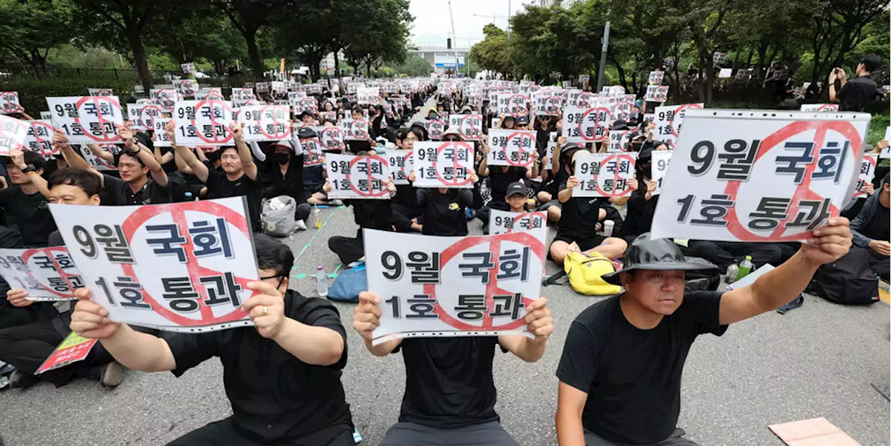 검은 옷 입은 교사 3만명 다시 국회로…“교권 4법 처리하라”