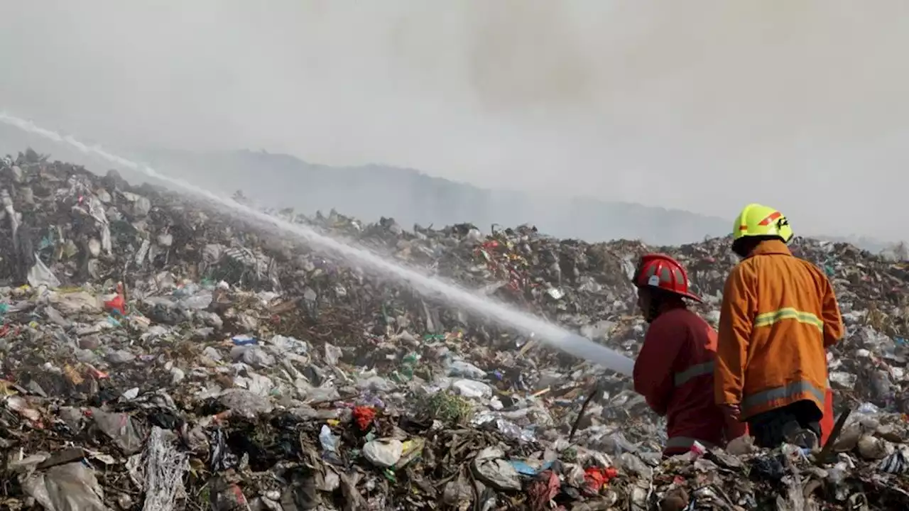 Gunungan Sampah TPA Putri Cempo di Surakarta Terbakar, Diduga Dipicu Cuaca Panas”