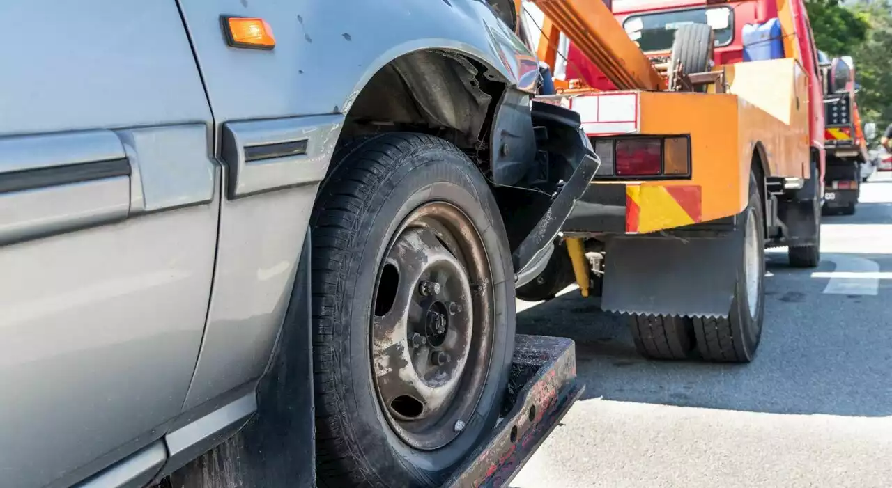 Prova a far ripartire l'auto in panne ma rimane schiacciato al muro ad Anagni: trasferito in codice rosso a Tor Vergata