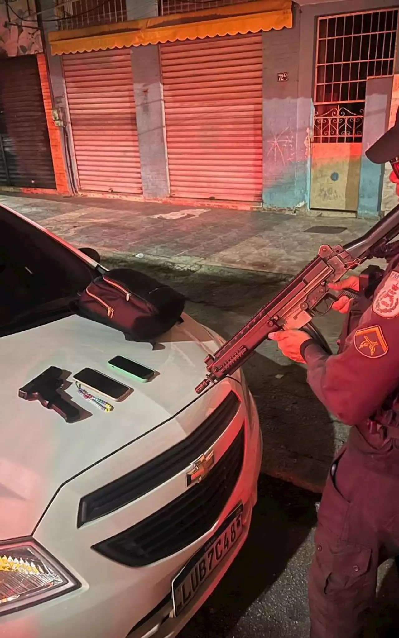 Policiais prendem dois homens em carro roubado na Zona Oeste | Rio de Janeiro