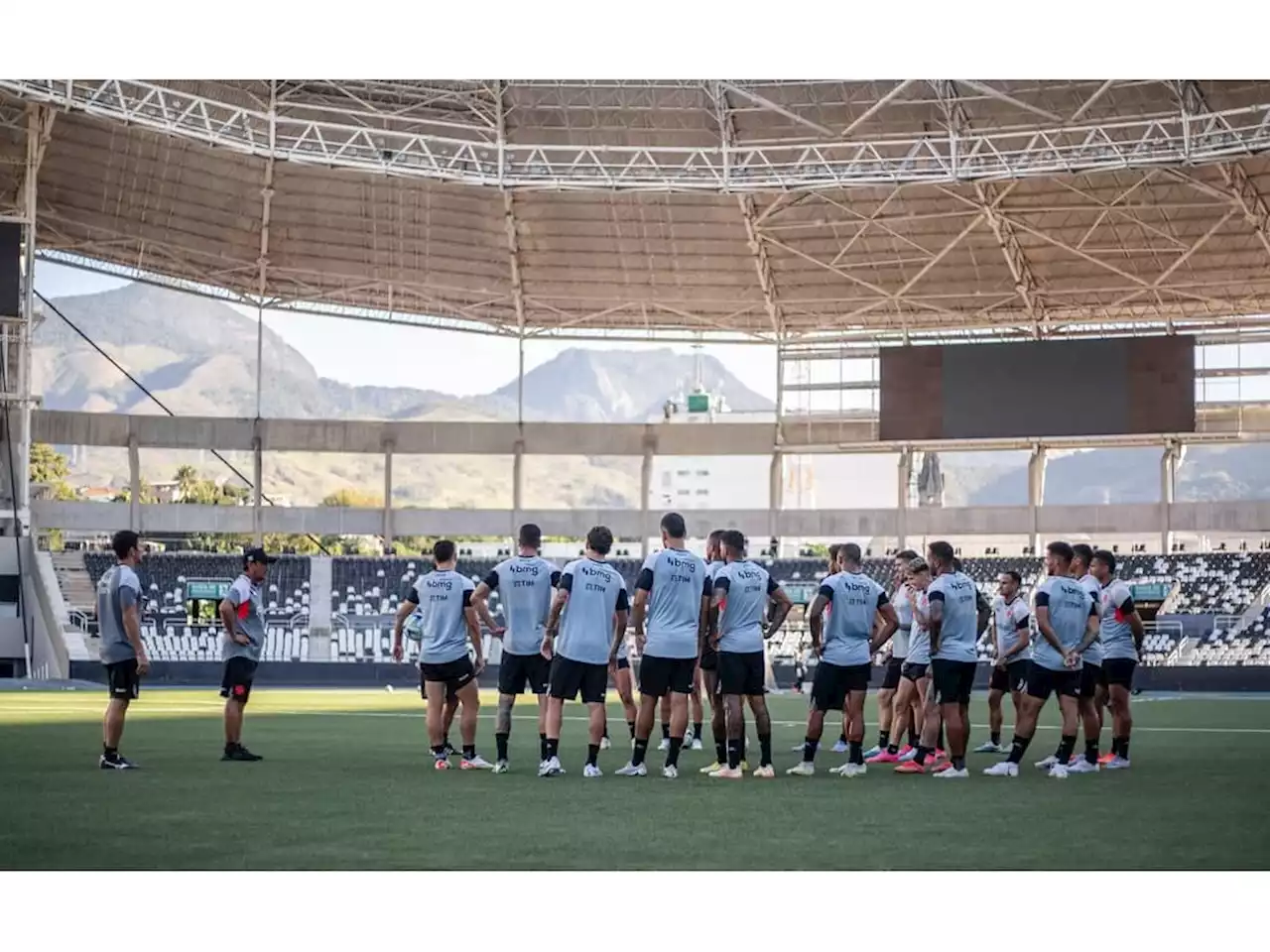 Com quatro ausências, Vasco divulga lista de relacionados para clássico contra o Fluminense