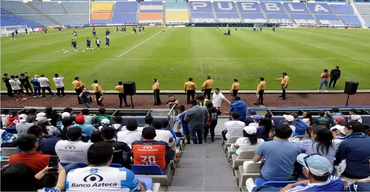 Club Puebla entrena a puerta abierta ante cientos de aficionados