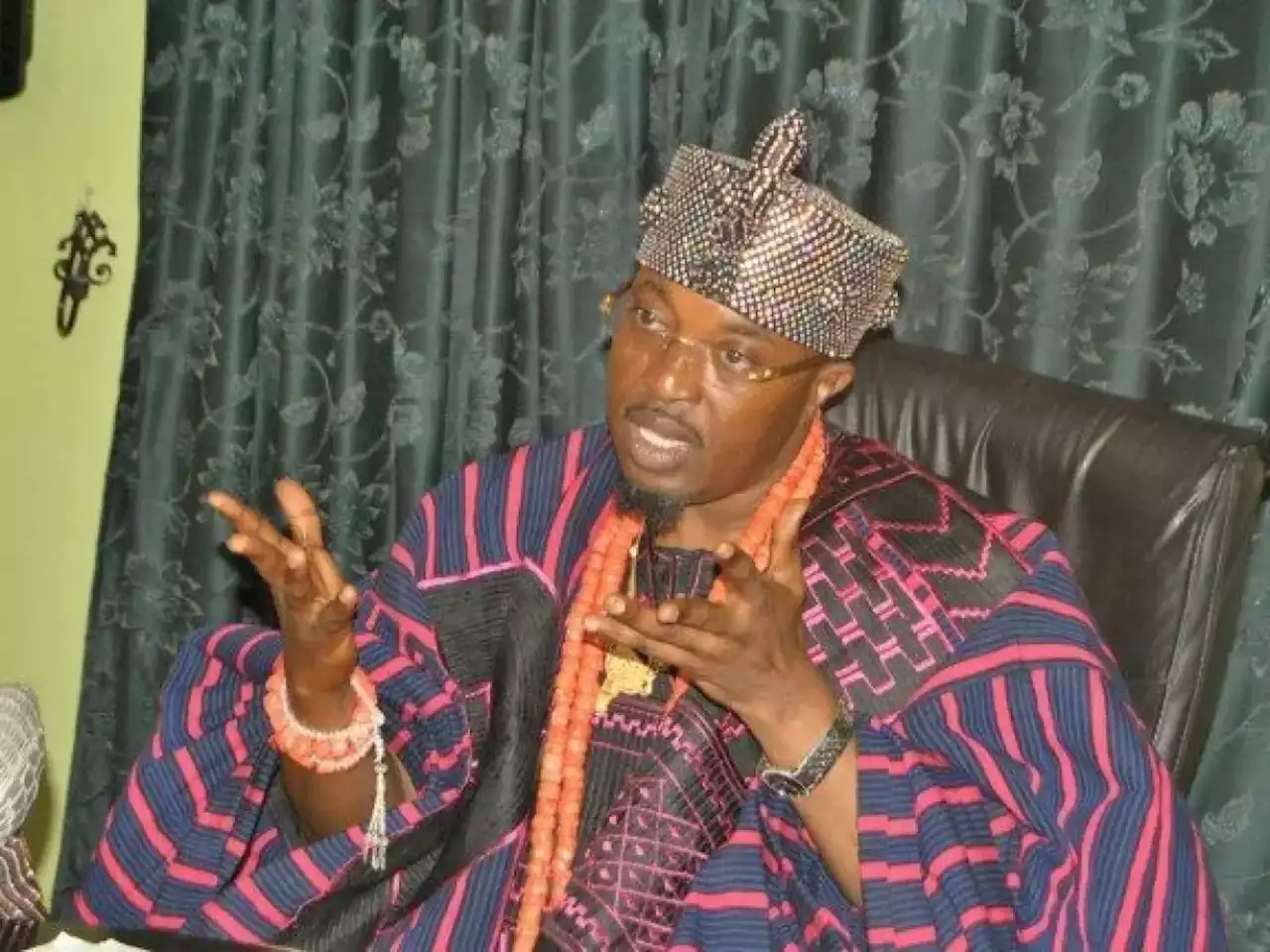 Oluwo tackles Obasanjo for ordering Oyo monarchs to stand