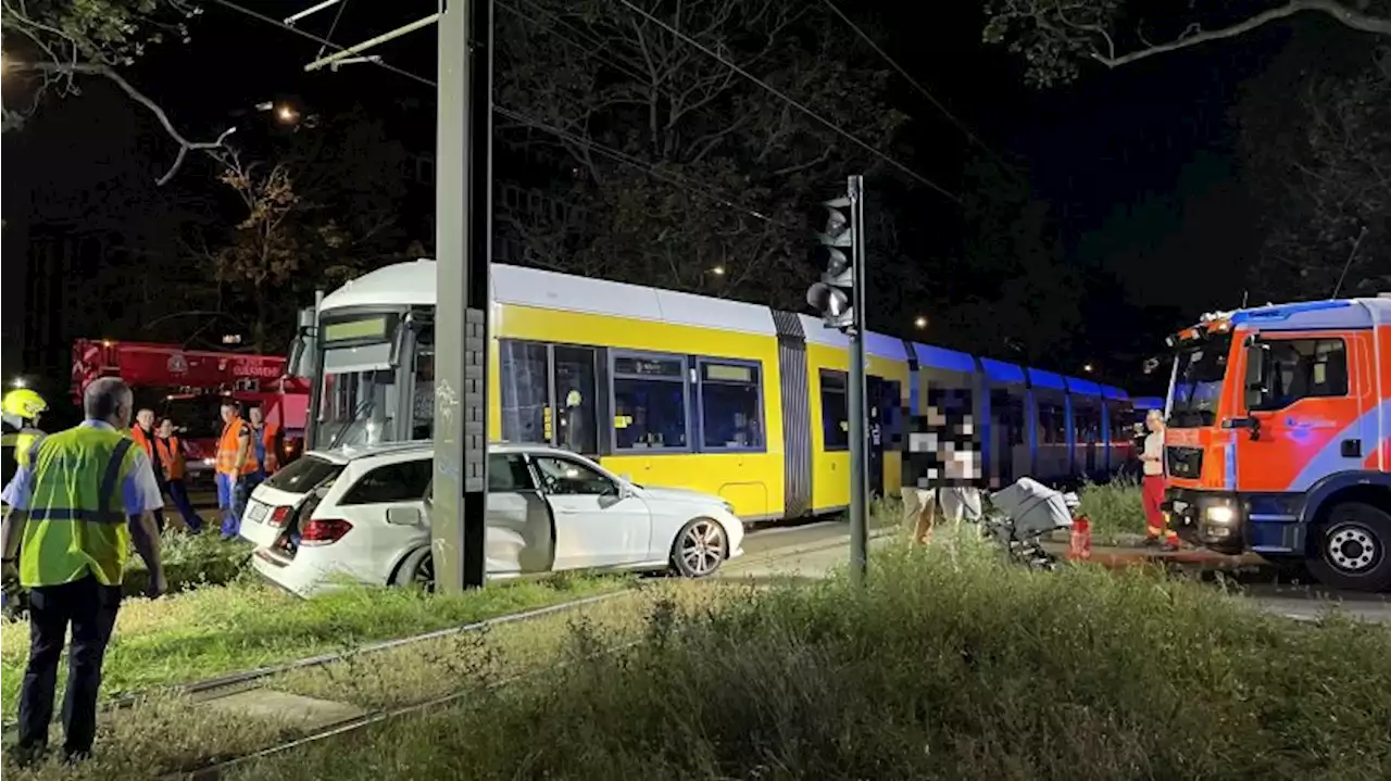 Schwere Tram-Unfälle in Berlin: Ein Schwerverletzter, Auto eingeklemmt