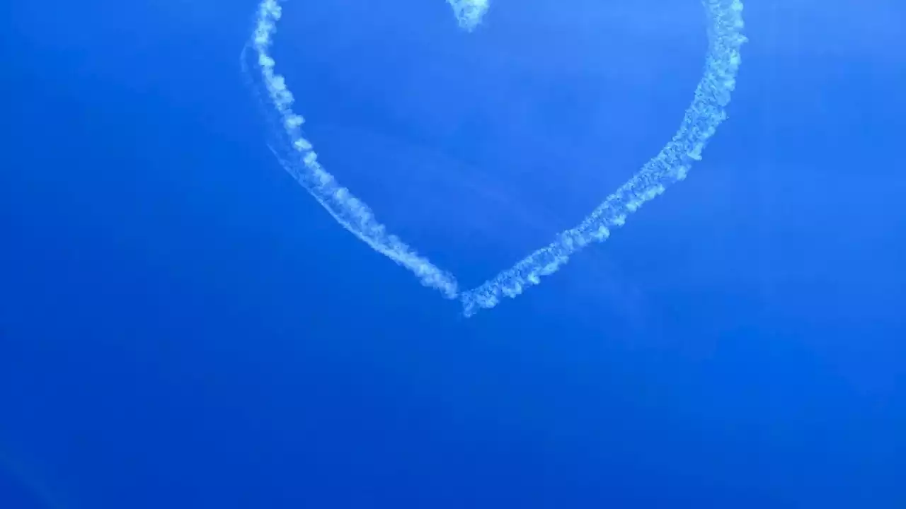 Kunstflieger malt Wiesn-Herzl an Oktoberfest-Himmel