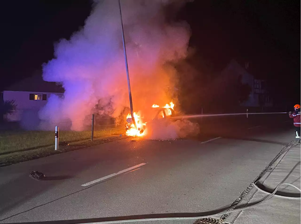 Altnau TG: Auto im Vollbrand