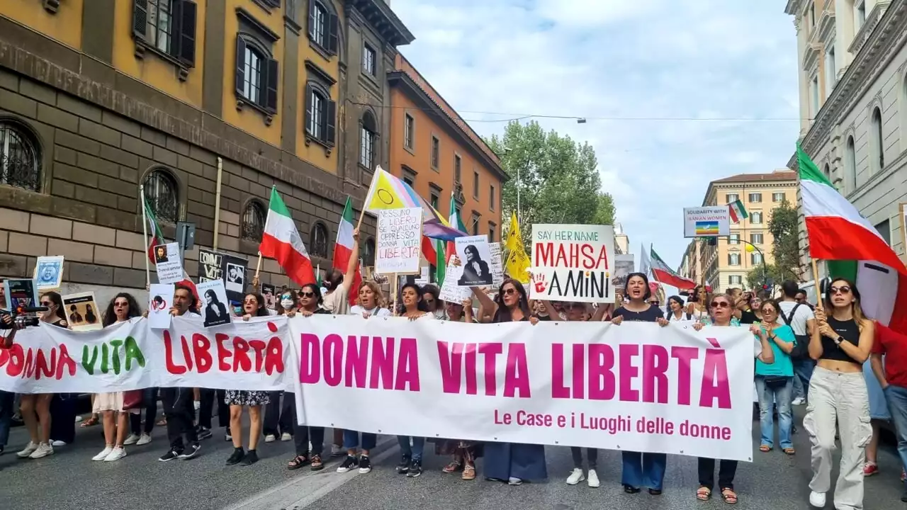 Il corteo di Roma che ricorda Mahsa Amini