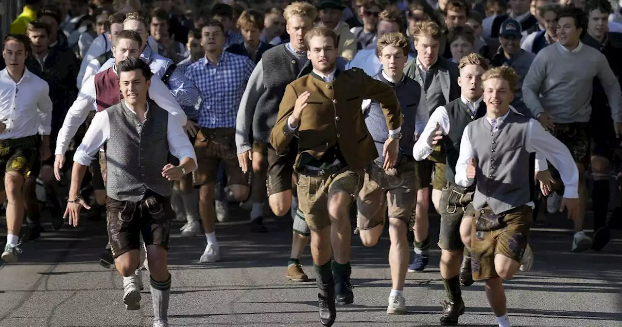 Múnich se llena de cerveza y gente en el inicio oficial del Oktoberfest