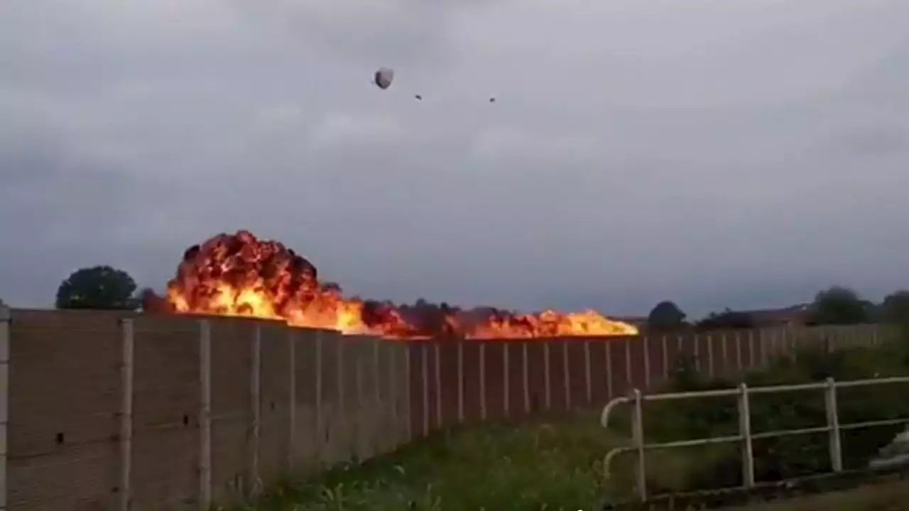 Muere una niña de 5 años al estrellarse un avión durante una exhibición aérea en Turín