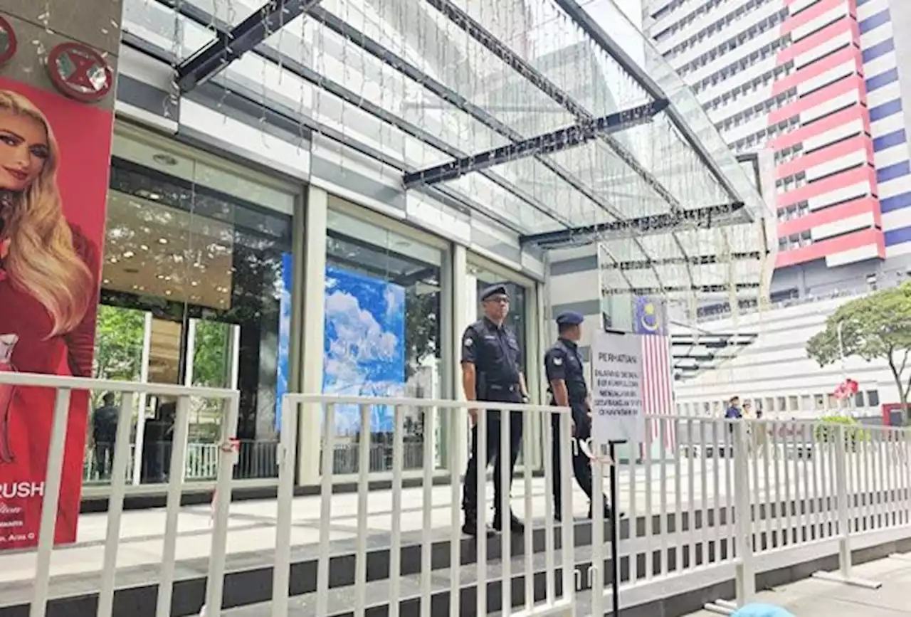 Strong police presence outside KL mall ahead of Save Malaysia rally