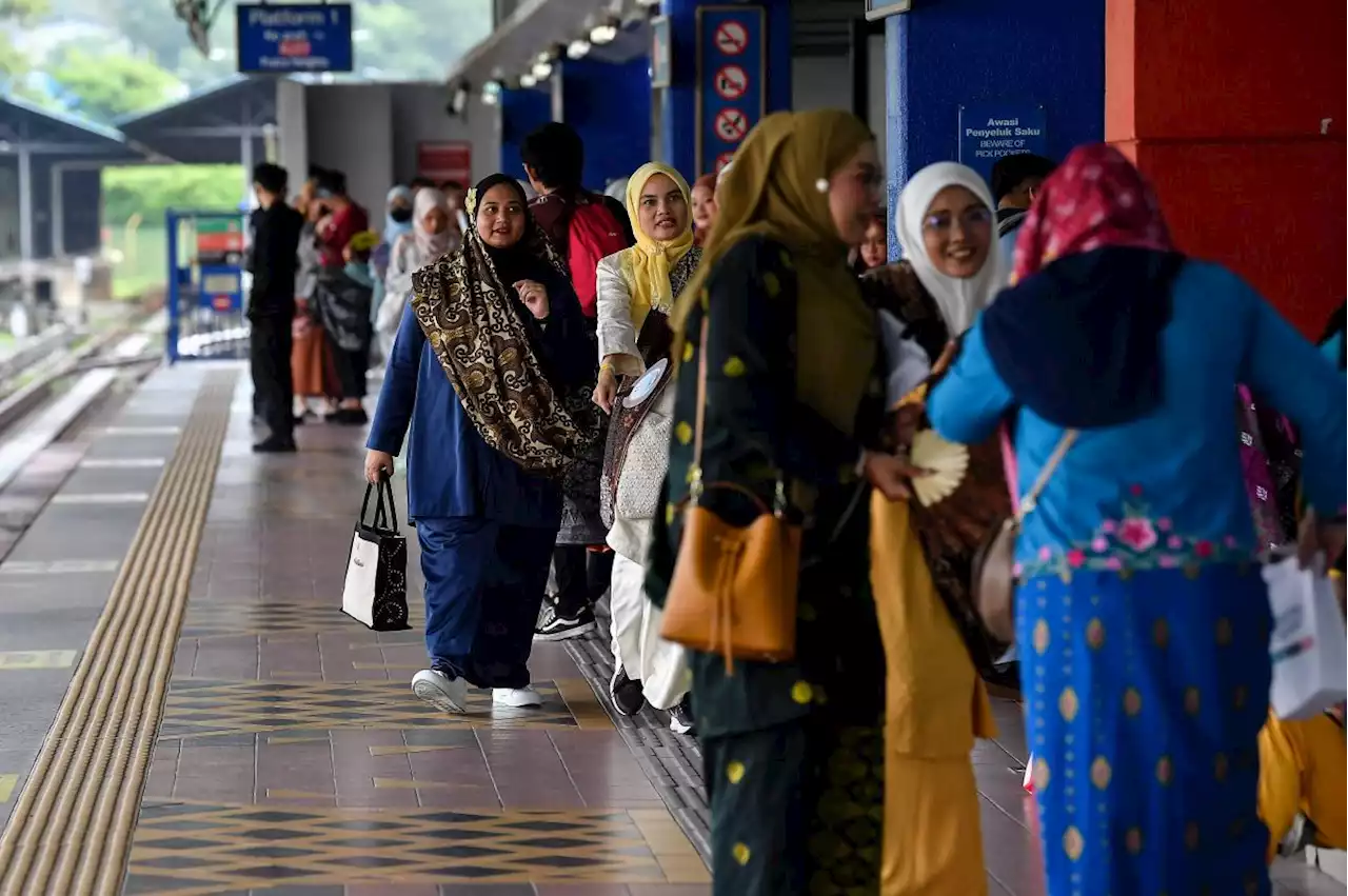 Thousands throng train stations at Klang Valley for Keretapi Sarong flash mob event