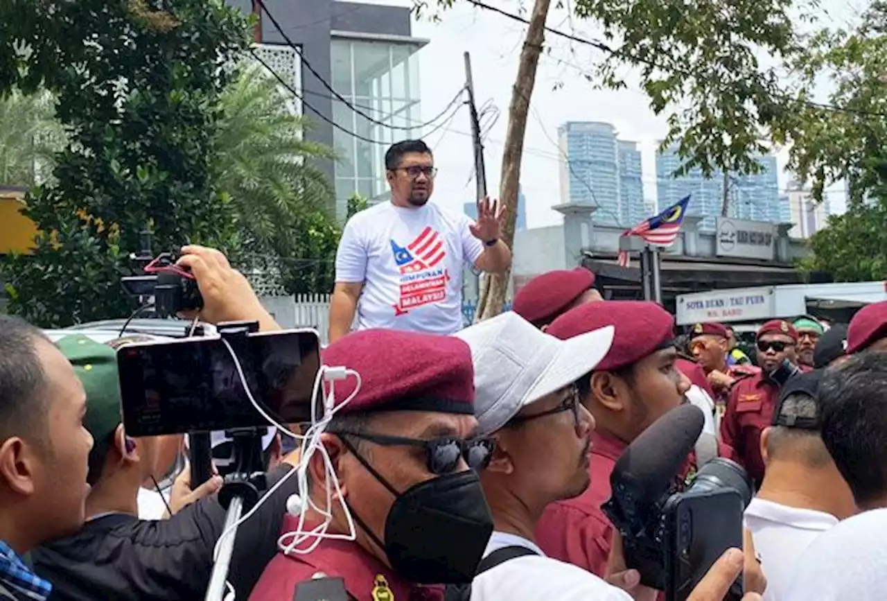 'White shirts’ seen arriving at Masjid Jamek