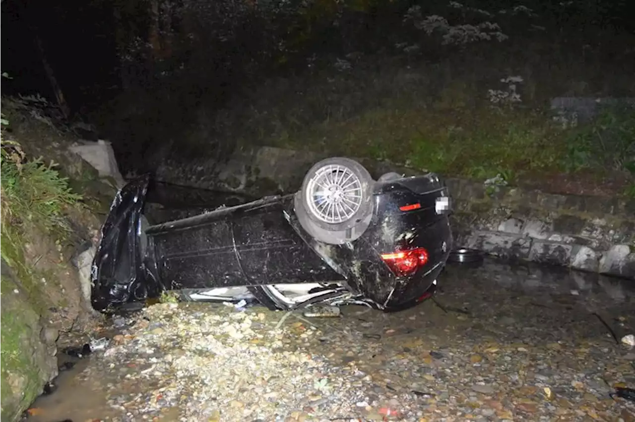 Schwerer Selbstunfall in Urnäsch AR – Auto überschlägt sich in Flussbett