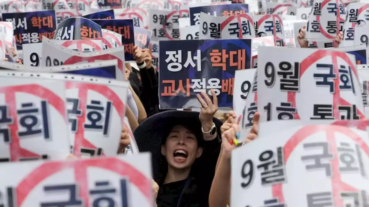 Thousands of S Korean teachers rally for protection from abusive parents