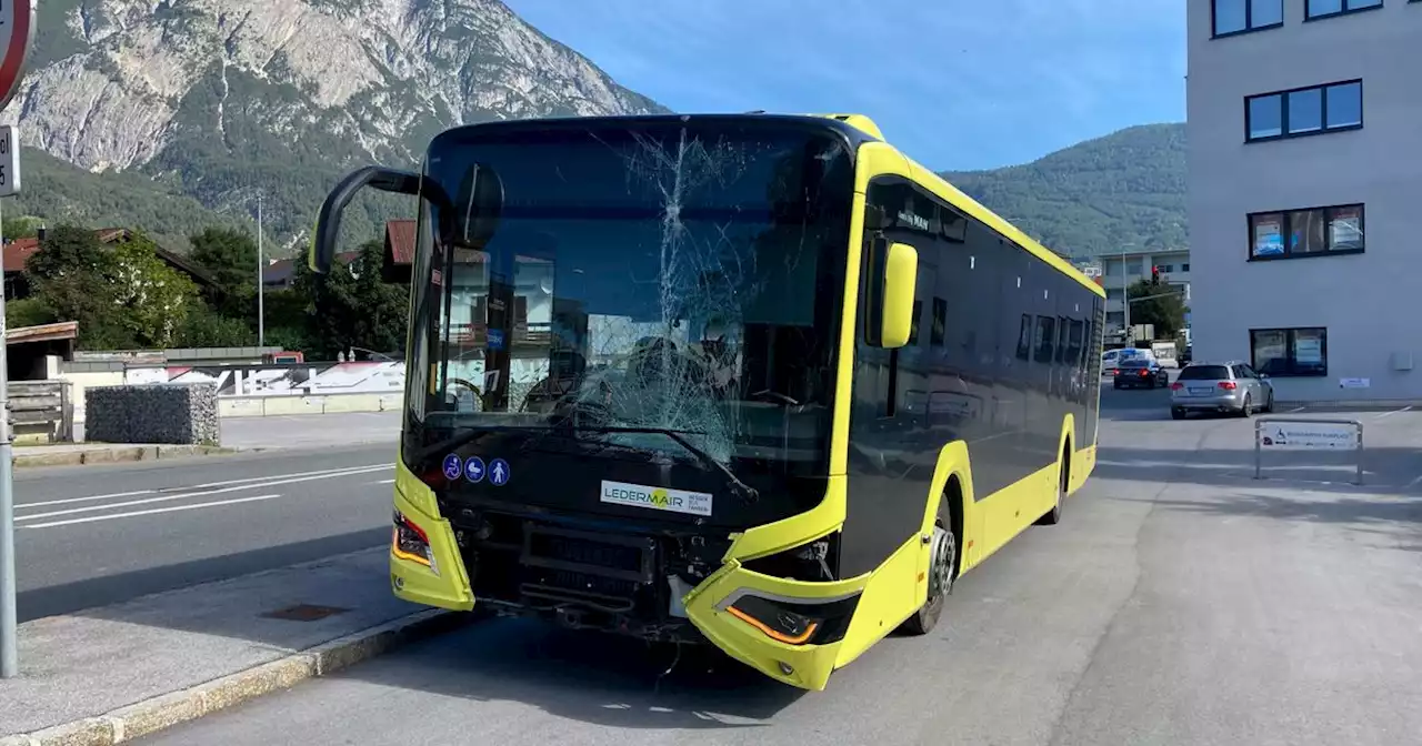 Aus Kurve geraten: Linienbus rammte in Kreisverkehr in Telfs Straßenlaterne