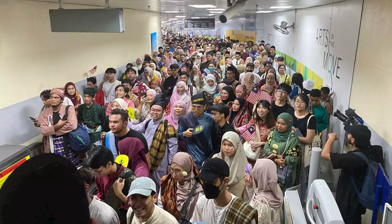 Lebih 10,000 sertai program Keretapi Sarong sempena Hari Malaysia