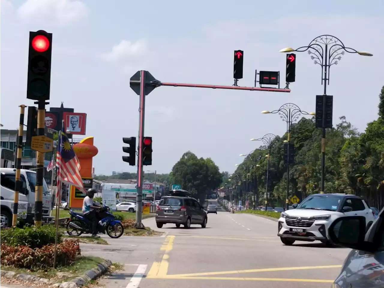 Melaka ada lampu isyarat 'light saber'