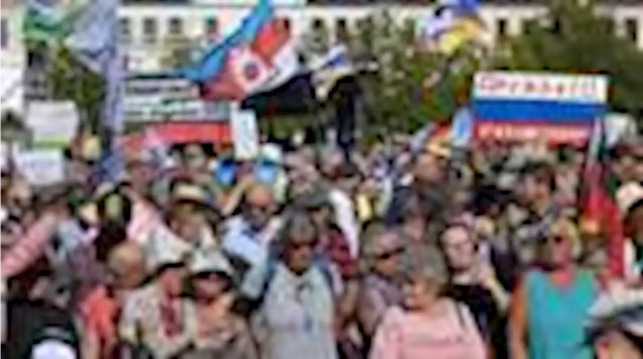 magdeburg: 2000 menschen bei protesten gegen bundesregierung