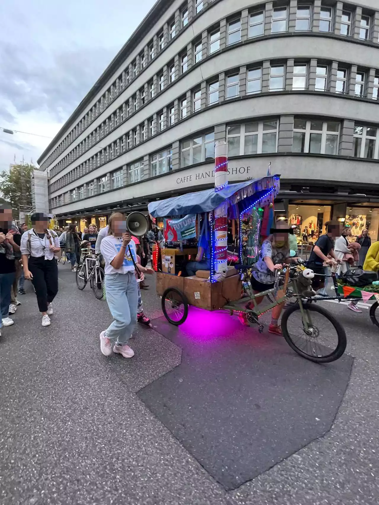 Polizei konfisziert Cargobike des Kollektivs Konsumkamine