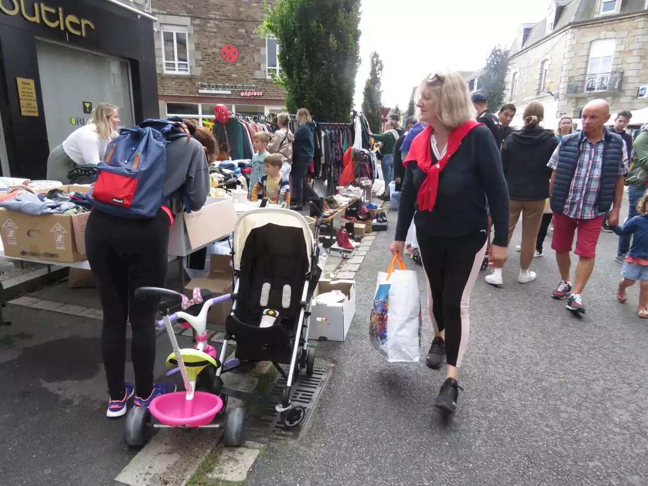 Malgré les averses, un vide grenier fréquenté à Maen Roch ce dimanche