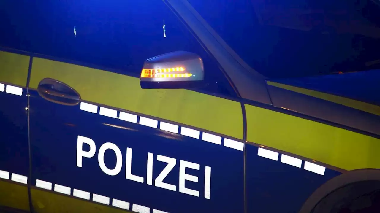 Mann pöbelt, belästigt eine Frau und beißt dann Polizisten in Neu-Ulm