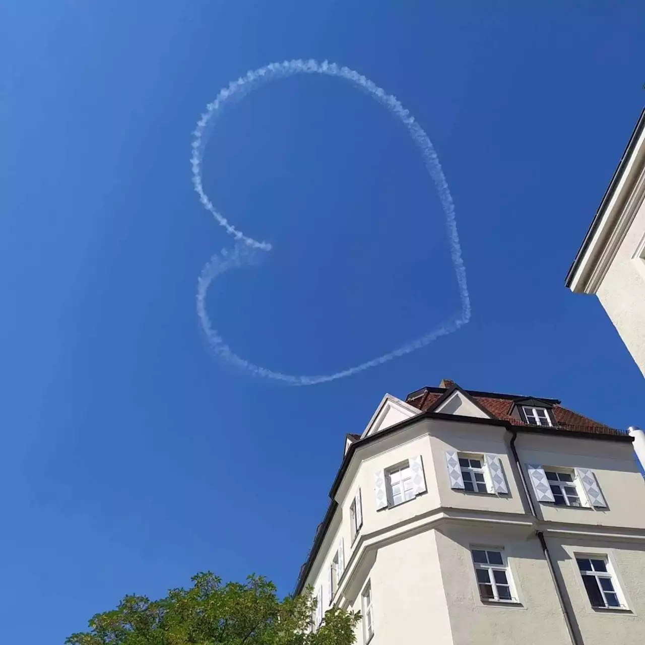 Kunstflieger malt Wiesn-Herzl an Oktoberfest-Himmel