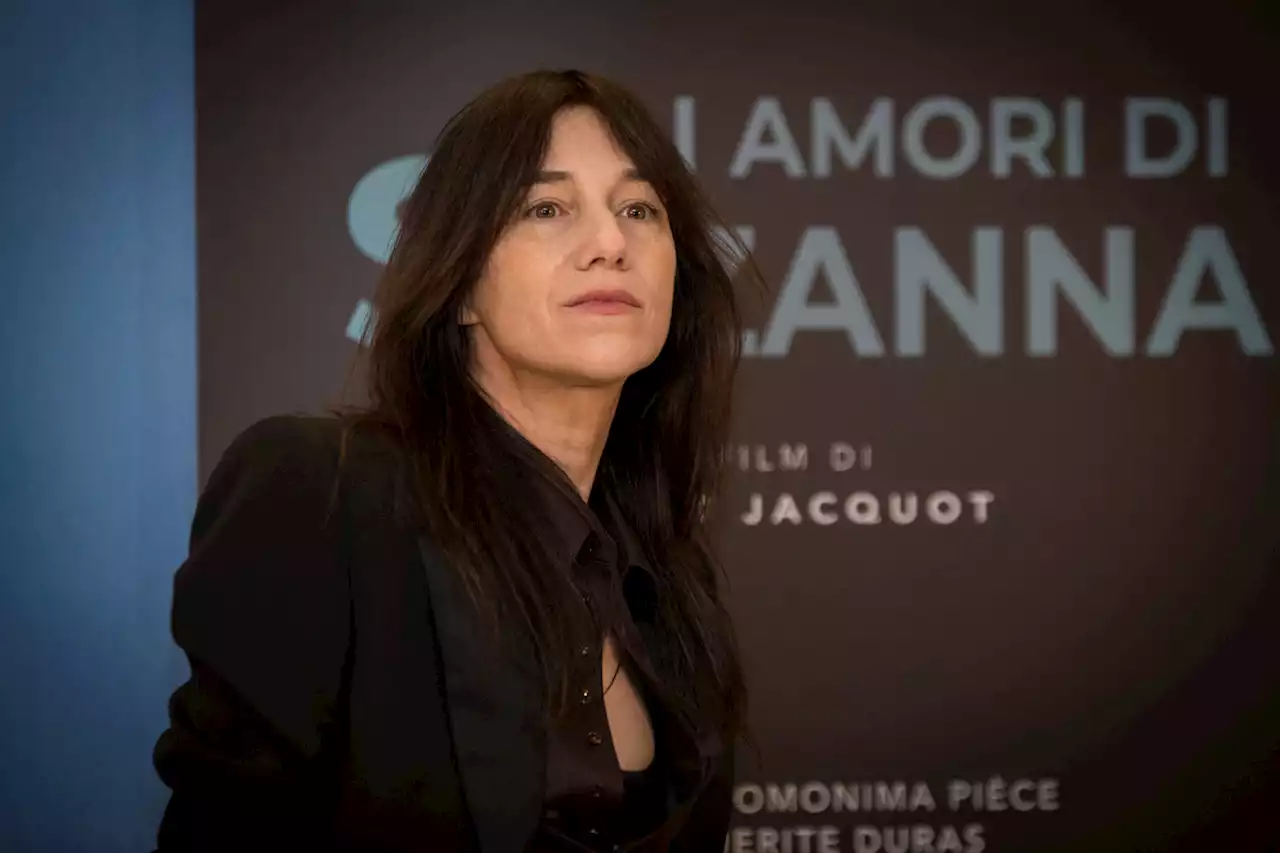 Jane Birkin : pourquoi Charlotte Gainsbourg ne vit pas le même deuil “violent” qu’à la mort de son père Serge