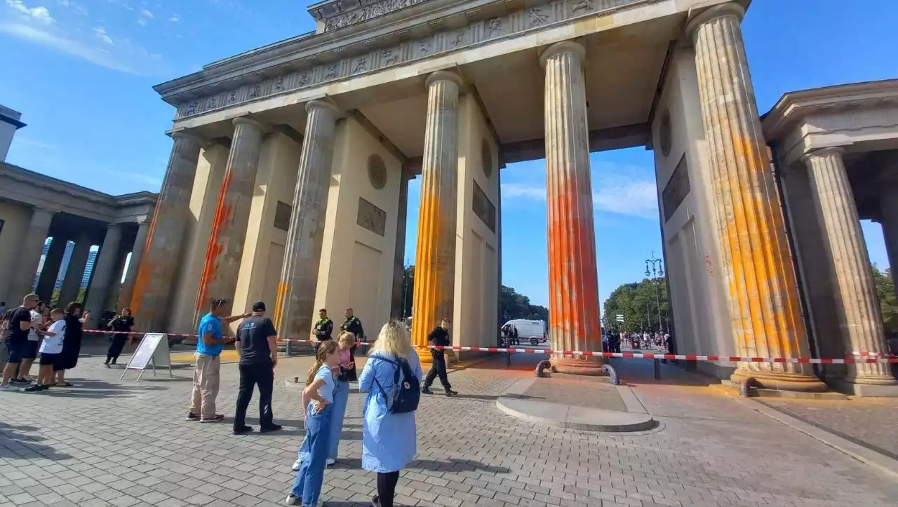 Berlin: Letzte Generation besprüht Brandenburger Tor mit Farbe