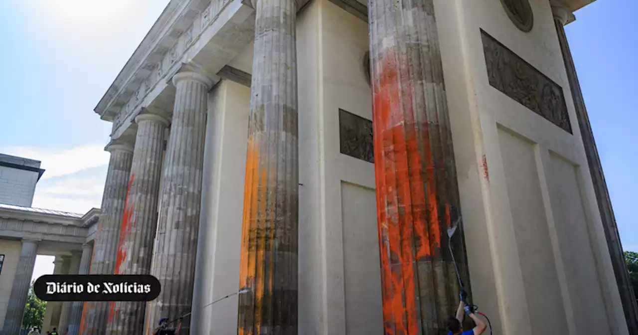 Porta de Brandemburgo, em Berlim, pintada de laranja por ambientalistas