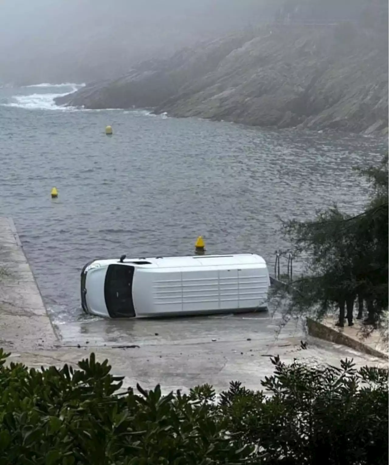 Los narcos abandonan una furgoneta con 2.300 kilos de hachís en una playa de Begur (Girona)