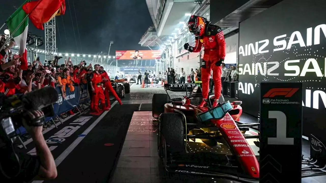 Singapur: Carlos Sainz siegt vor Lando Norris und Lewis Hamilton, George Russell fliegt in Schlussrunde ab