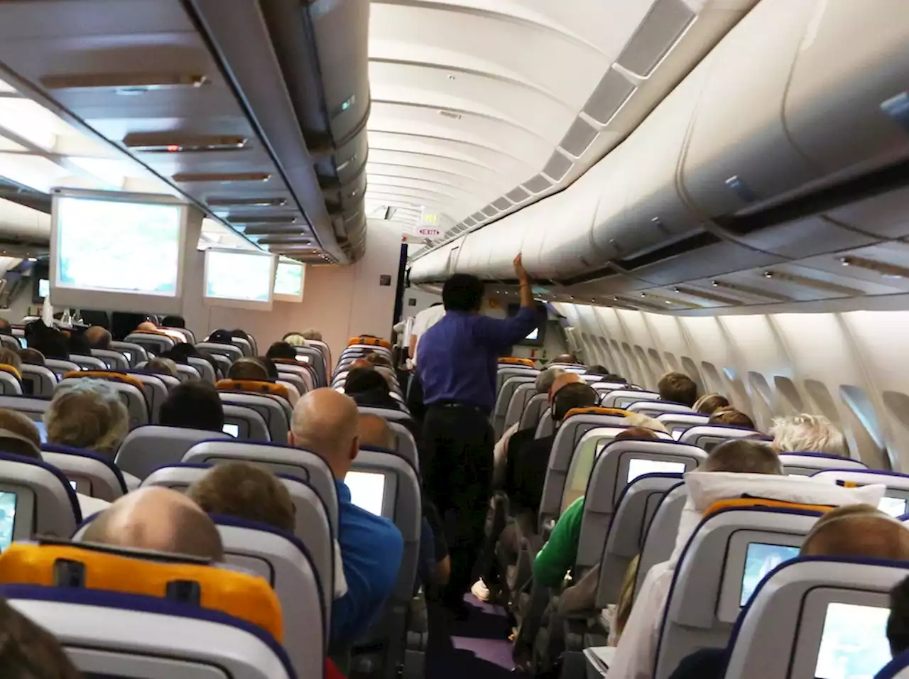 Auf Flug nach Ibiza: Video geht viral: Junger Mann beim Sex im Ferienflieger erwischt