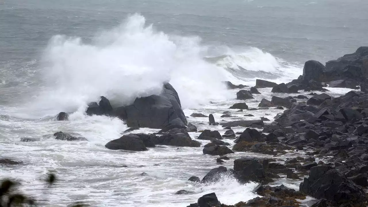 Lee makes landfall in Canada as storm wallops Maine with high winds, damaging waves