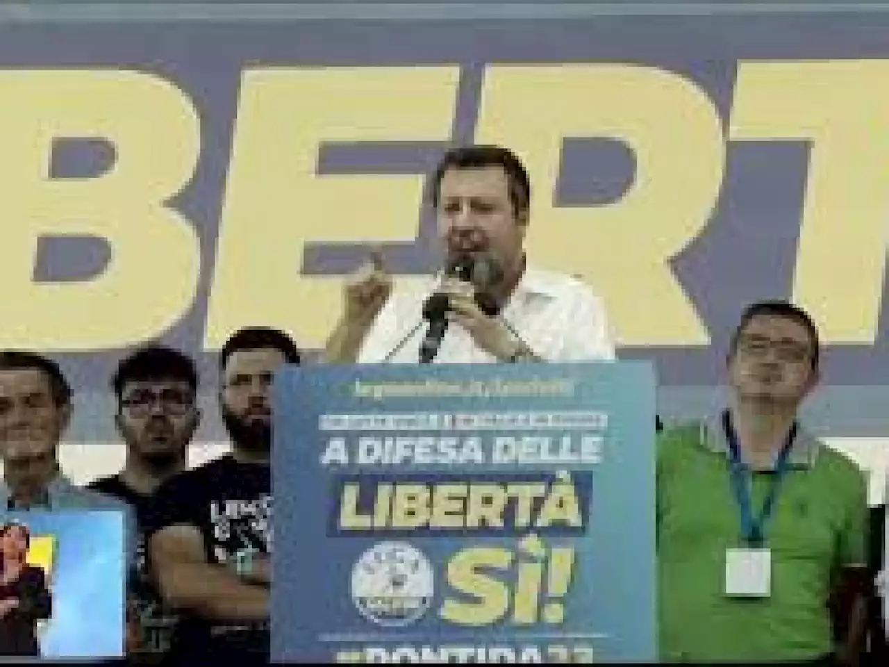 Salvini: 'Bacioni a Richard Gere, apra le ville e porti migranti a casa sua'