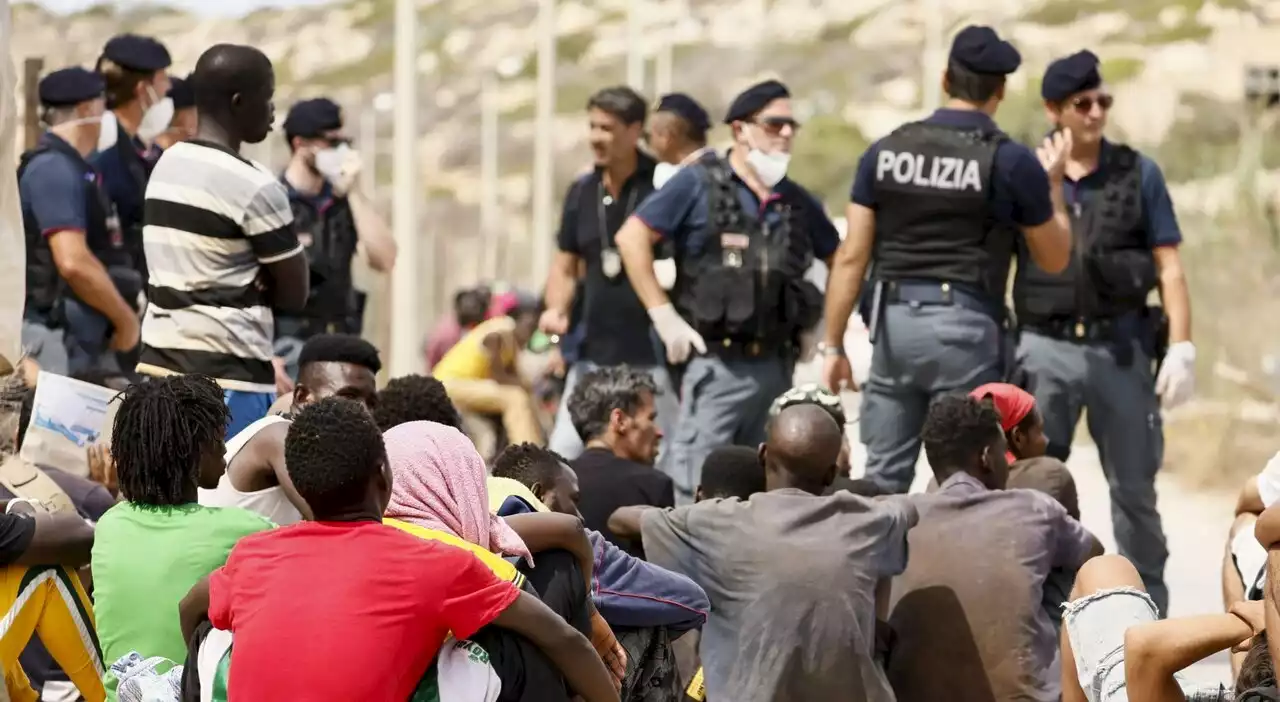 Migranti, subito 10 centri di rimpatrio: il piano-lampo della Difesa