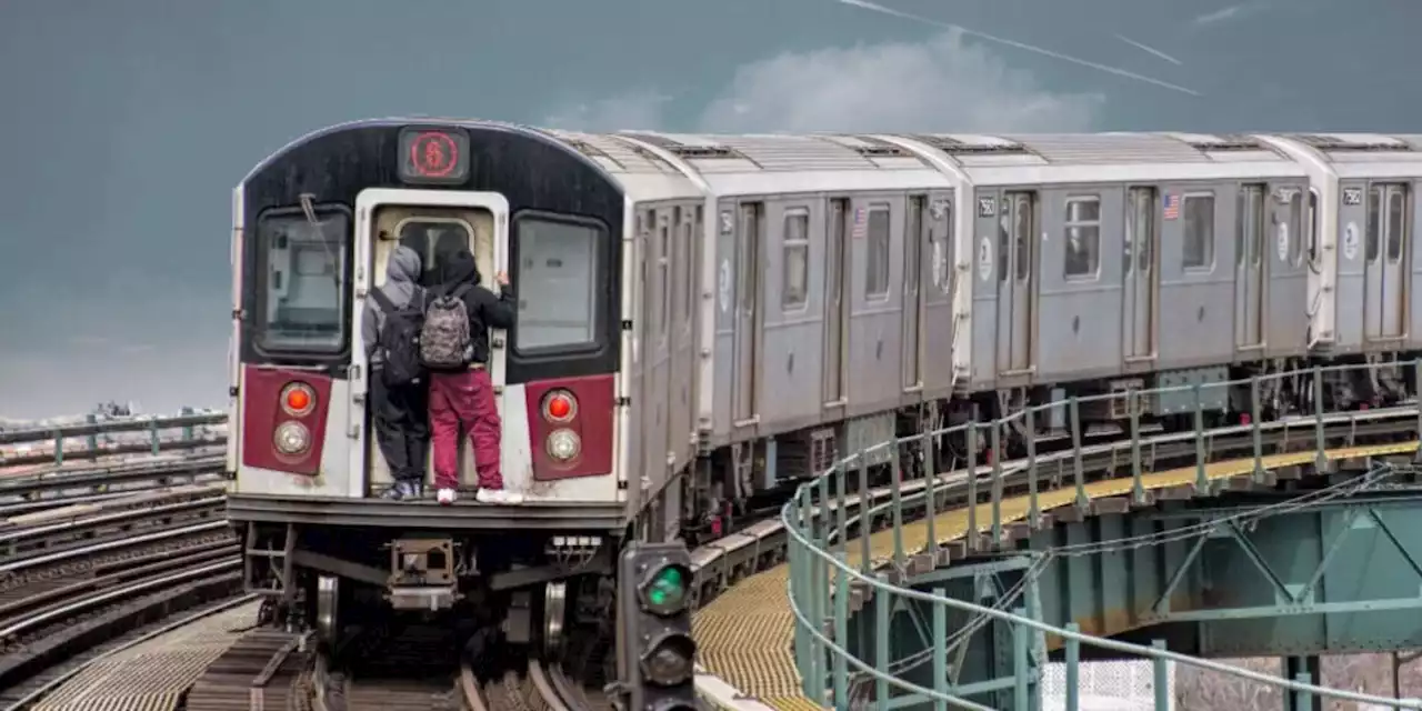 A New York c'è davvero gente che 'surfa la metro'