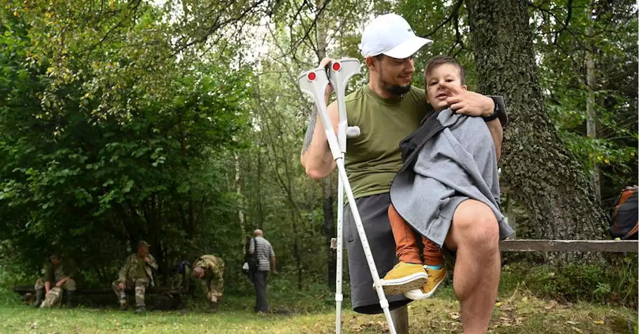 Randonnée en montagne: des amputés ukrainiens retrouvent le sourire