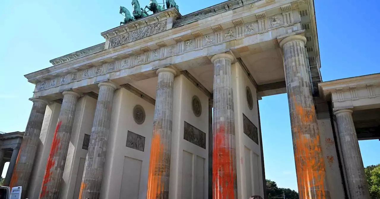 La Porte de Brandebourg à Berlin recouverte de peinture au nom du climat