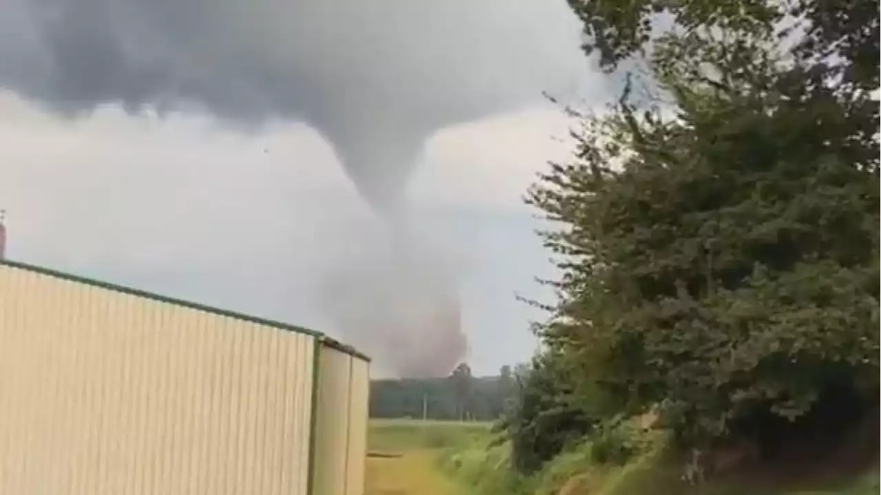 Les images d’une mini-tornade impressionnante en Mayenne